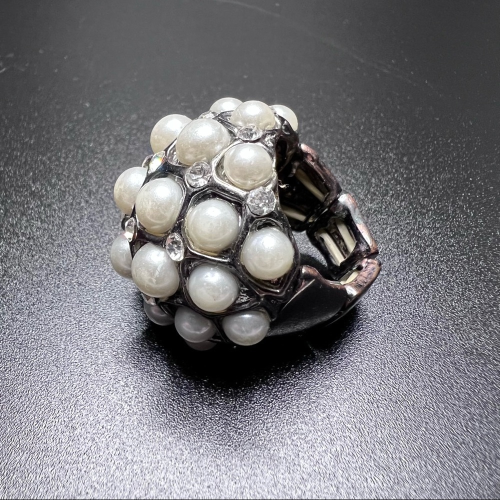 Vintage Statement Faux Pearl and Crystal Silver Toned Stretch Ring - Picture 4 of 6